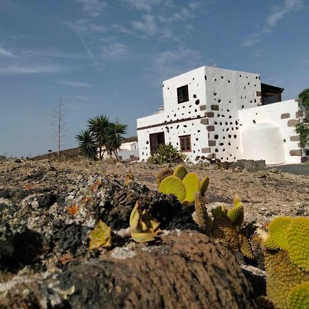 Lanzarote Casa Volcanica-Anclada Sobre La Lava Del Volcan Montana Blanca Екстер'єр фото