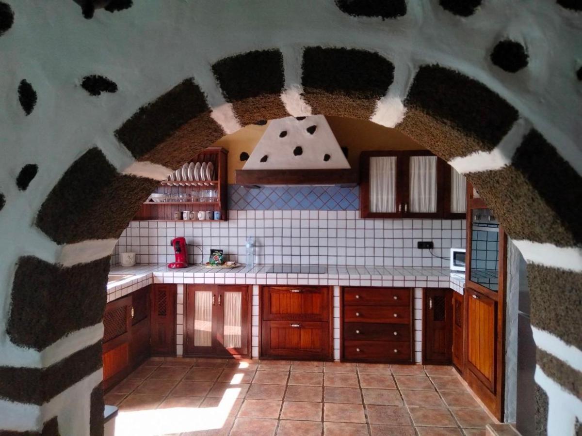 Lanzarote Casa Volcanica-Anclada Sobre La Lava Del Volcan Montana Blanca Екстер'єр фото