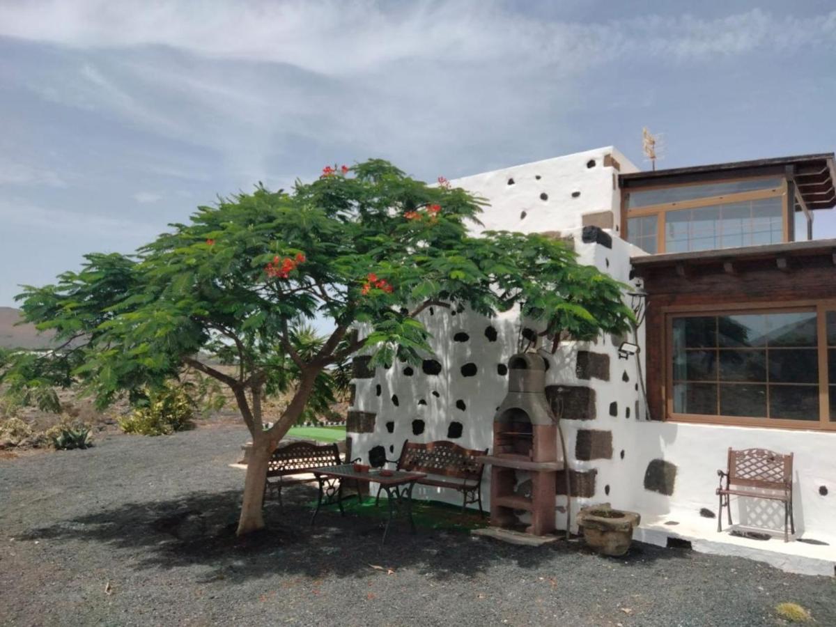 Lanzarote Casa Volcanica-Anclada Sobre La Lava Del Volcan Montana Blanca Екстер'єр фото